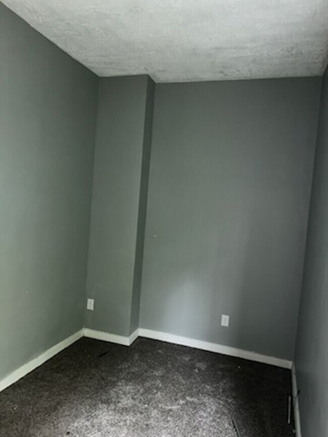 Building Photo - 4 Bedroom 2 Bath Home Available in Louisville