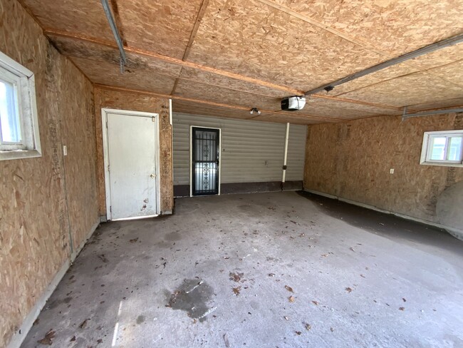 Building Photo - 305 N Bowman Ave