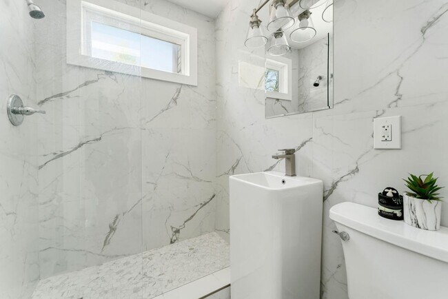 Building Photo - 1422 Benjamin St