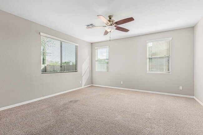 Building Photo - 5 Bedroom 3 Full Bath + Loft