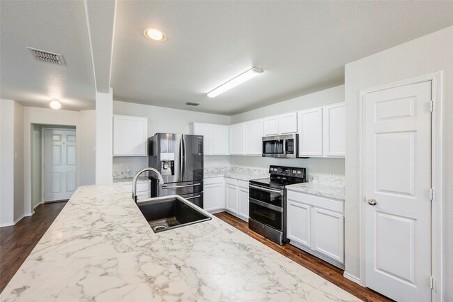 Building Photo - 7500 Lazy Spur Blvd