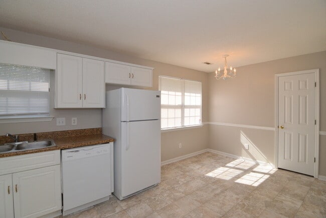 Building Photo - Updated 3 Bed/2 Bath 10 Minutes From Ft. Gordon