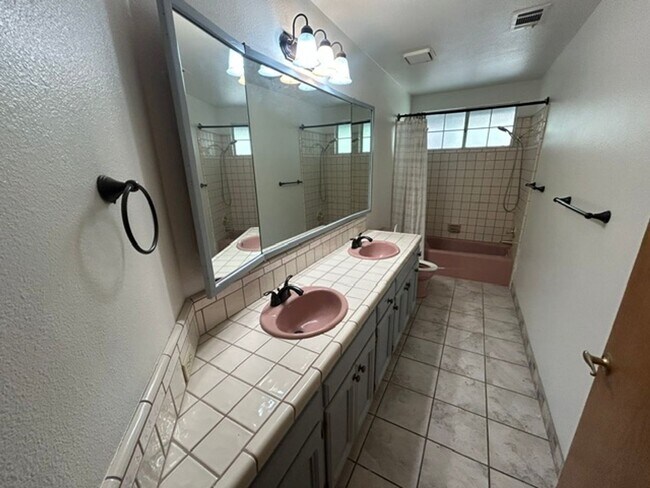 Building Photo - 5730 W Laura Ct