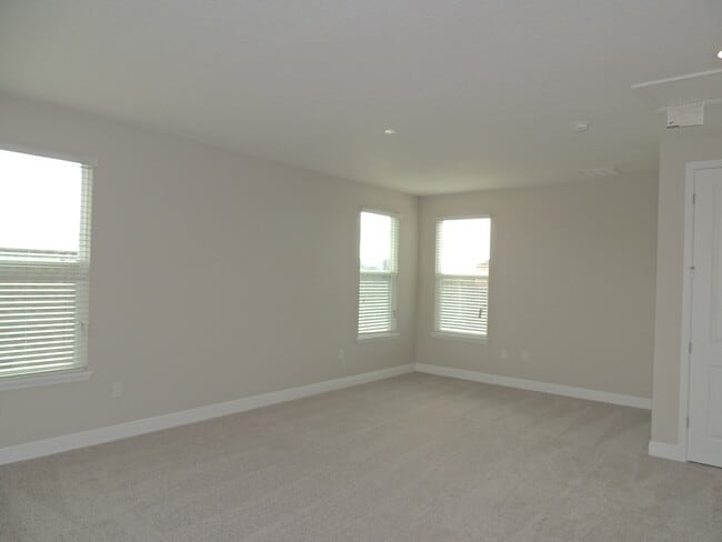 Building Photo - Move in ready! Newer home in great location.