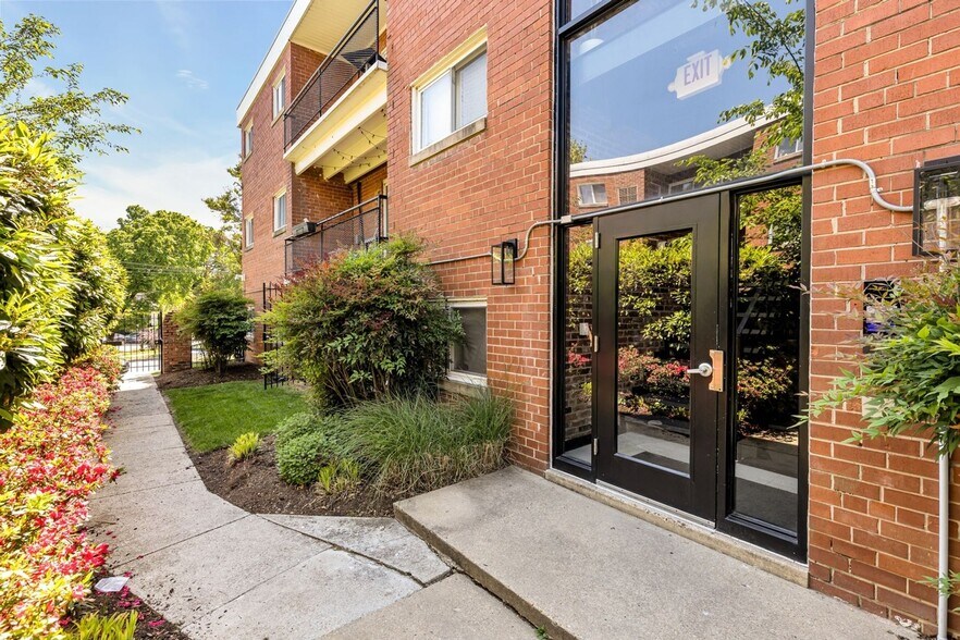 Building Photo - 1384 Bryant St NE