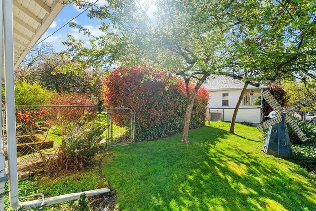 Building Photo - 840 N Farragut St