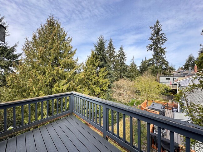 Building Photo - Beautiful Wedgwood Home with Flexible Living + 2nd Kitchen