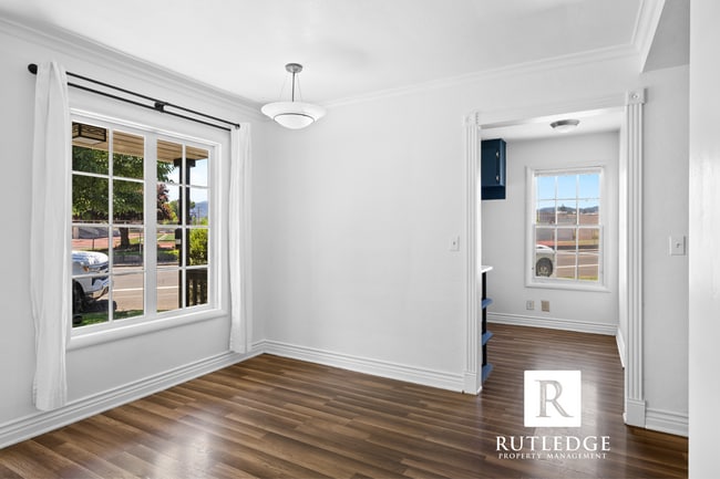 Building Photo - Central Medford Cutie