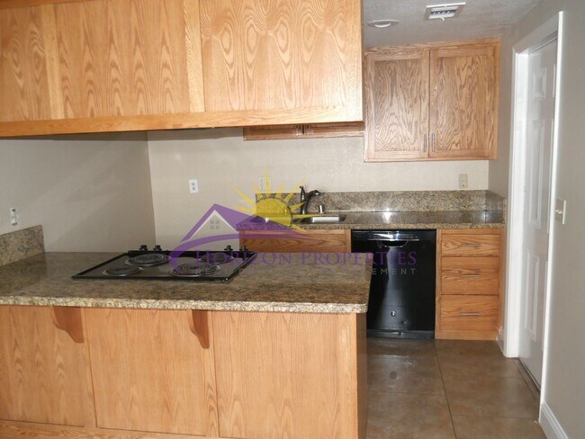 Building Photo - 5566-5568 Hillsdale Blvd