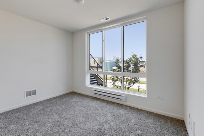 Building Photo - 1262 Lakepointe Dr