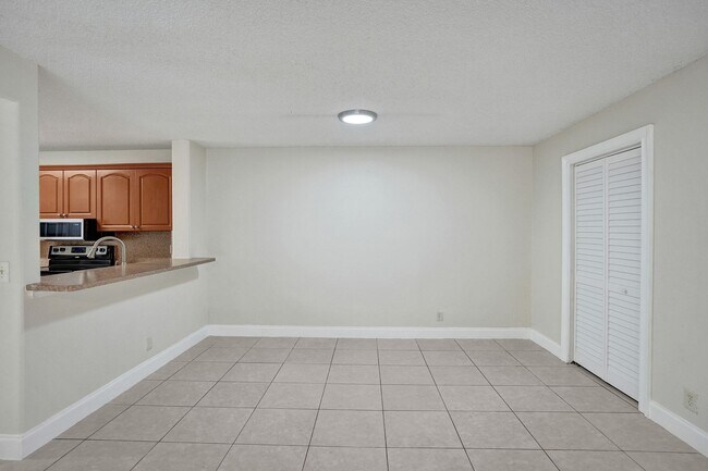 Building Photo - 3 BED/2BATH