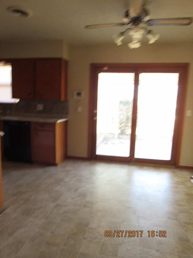 Building Photo - Pet Friendly Home!