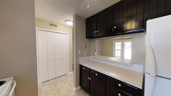 Building Photo - Lower Level Condo for Rent - MOVE IN READY