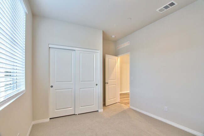 Building Photo - 5 BEDROOMS SOLAR AUDIE MURPHY RANCH