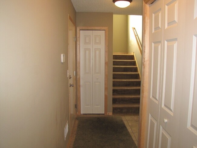 Building Photo - 3BR/2.5BA Beautiful END UNIT Townhome in Dancing Waters- Available Now!