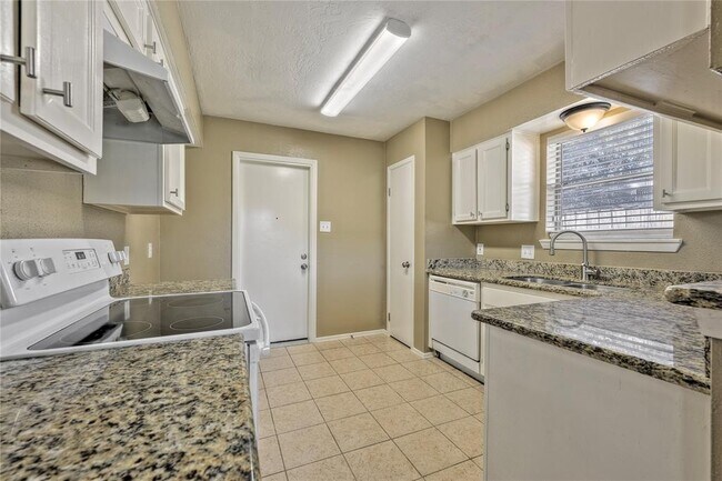 Building Photo - 1942 Myrna Ln