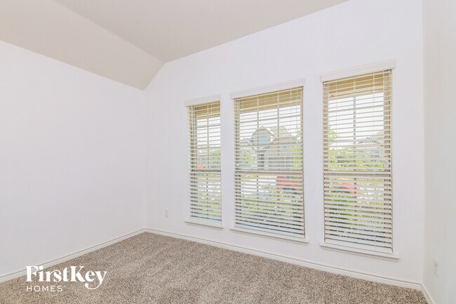 Building Photo - 574 Kara Dr