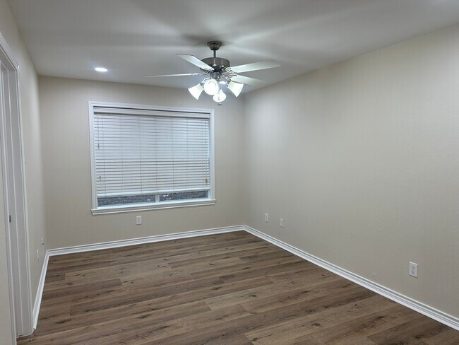 Building Photo - 9000 Eastwood Ave