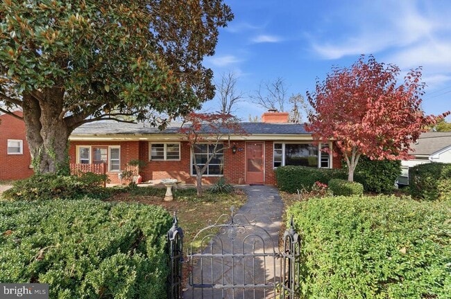 Building Photo - 934 N E St Ext