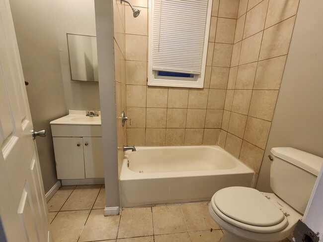 Building Photo - Beautiful 3 Bedroom 1.5 Bathroom East Balt...