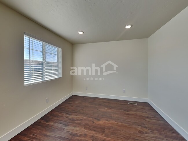 Building Photo - 11482 W Mesquite St