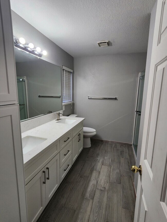Building Photo - 3 Bedroom 2 Bath in HOA Community with Community Pool- Oxford Place neighborhood! Small Pets Welc...
