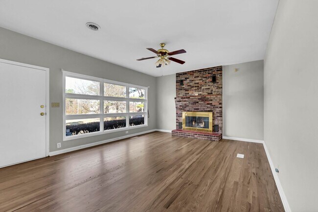 Building Photo - 780 Rossview Rd