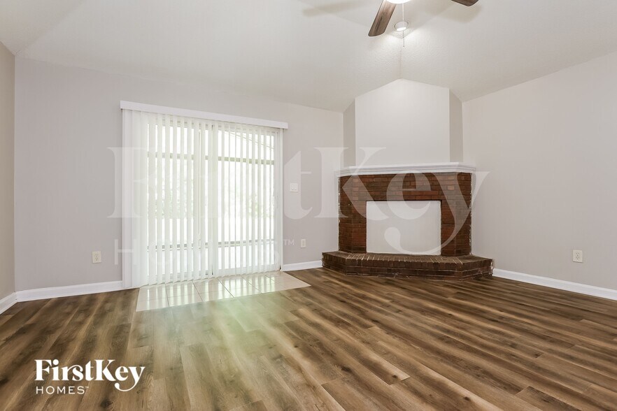 Building Photo - 370 Tait Rd