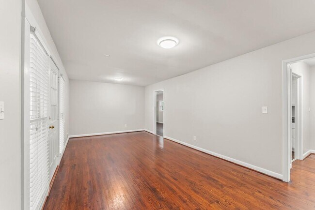 Building Photo - 2352 Elmwood Cir SE