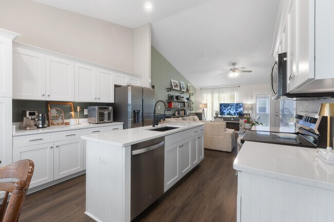 Building Photo - 6042 Capitol Dr