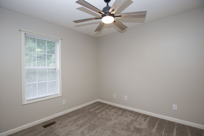 Building Photo - Charming 3 Bedroom, 2,5 Bath home with hug...