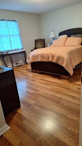 Master bedroom - 545 Bruning Ln