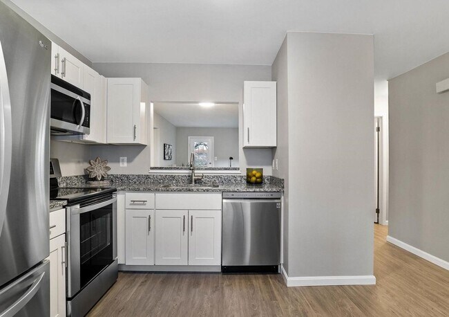 Building Photo - Gorgeous End Unit townhouse with WATER VIEWS ready mid August!