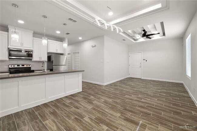 Building Photo - 30 Violet Ave W