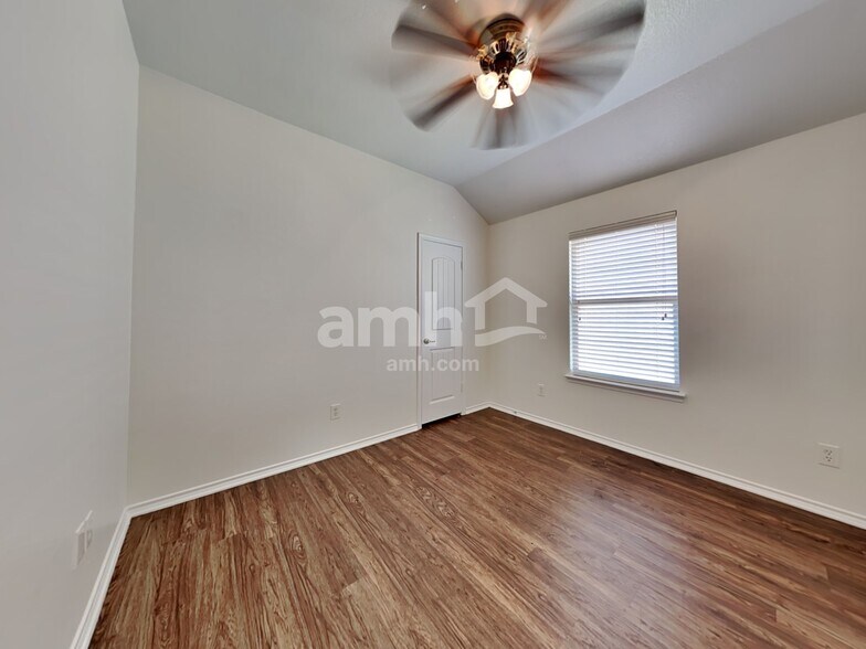 Building Photo - 1116 Lake Hollow Dr