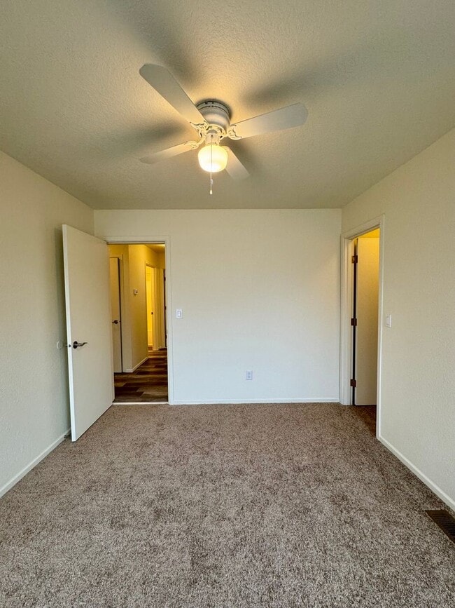 Building Photo - Adorable Home in SW Redmond with Huge Back...