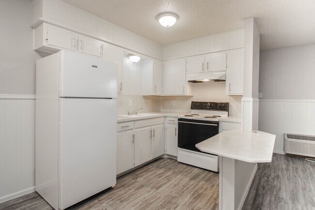 Building Photo - Remodeled units AVAILABLE NOW! Leasing fast!!!