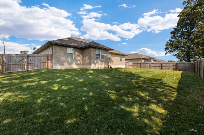 Building Photo - 4 Bedroom Home in Republic with fence!