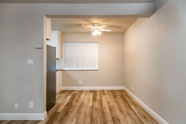 Building Photo - Recently Renovated 2 Bedroom 1 Bath, Two-Level Apartment-Great Midtown location!