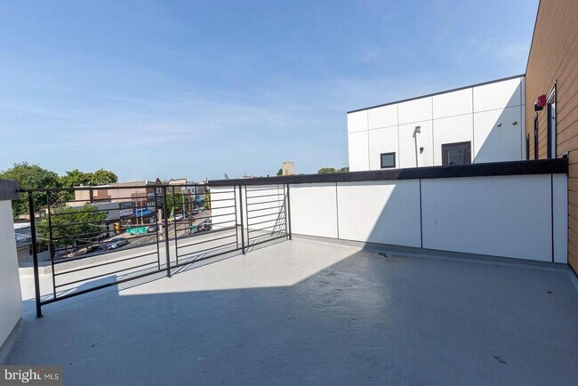 Building Photo - 3965 Lancaster Ave