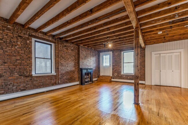 Building Photo - 192 Christopher Columbus Dr
