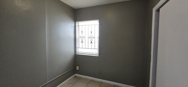 Building Photo - 2 bedroom/1 bathroom Single family Ybor Home