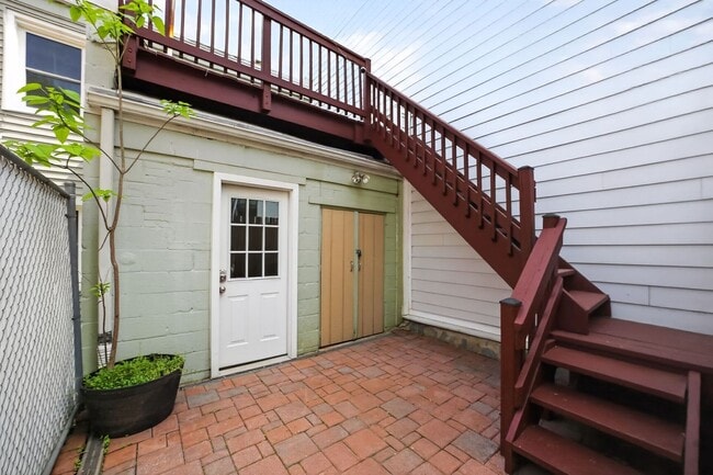 Building Photo - 1028 4th St NE