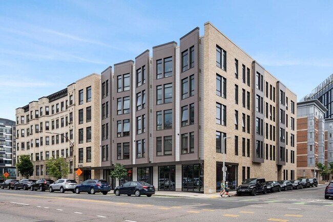 Building Photo - 841 Beacon St