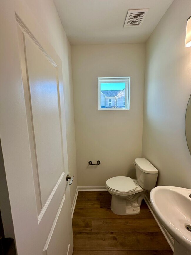 Building Photo - Beautiful 3BR/2.5BA Townhouse in Odell Corners