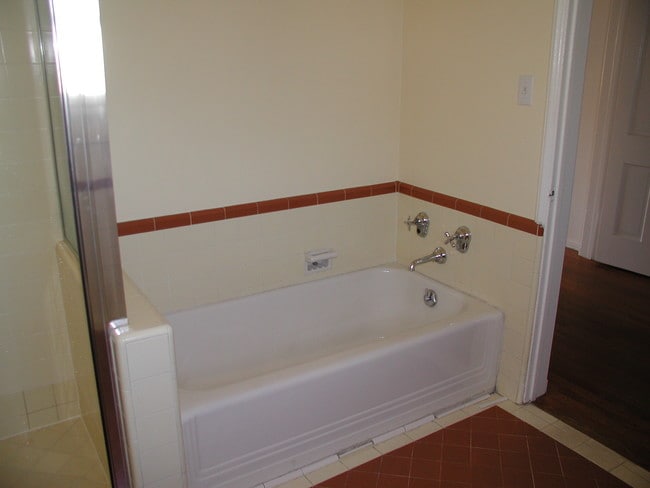 SEPARATE BATHTUB AND SHOWER - 2028 3/4 Argyle Ave