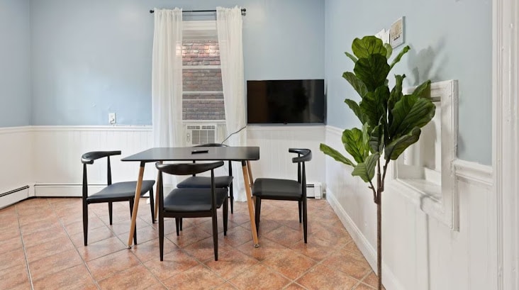 Building Photo - 101 1/2 Calumet St