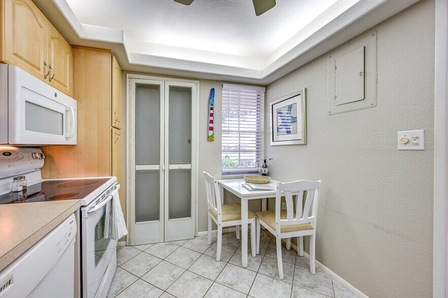 Building Photo - 745 W Country Club Dr