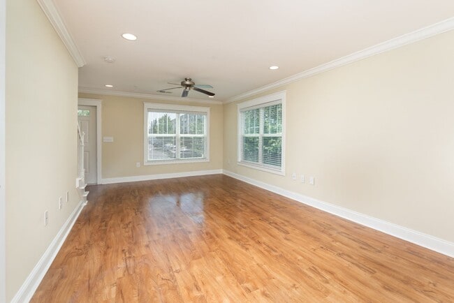 Building Photo - 2 Bedroom Townhouse- END UNIT - Everything You Need! Woodlands of Charlottesville *Only a $500 de...