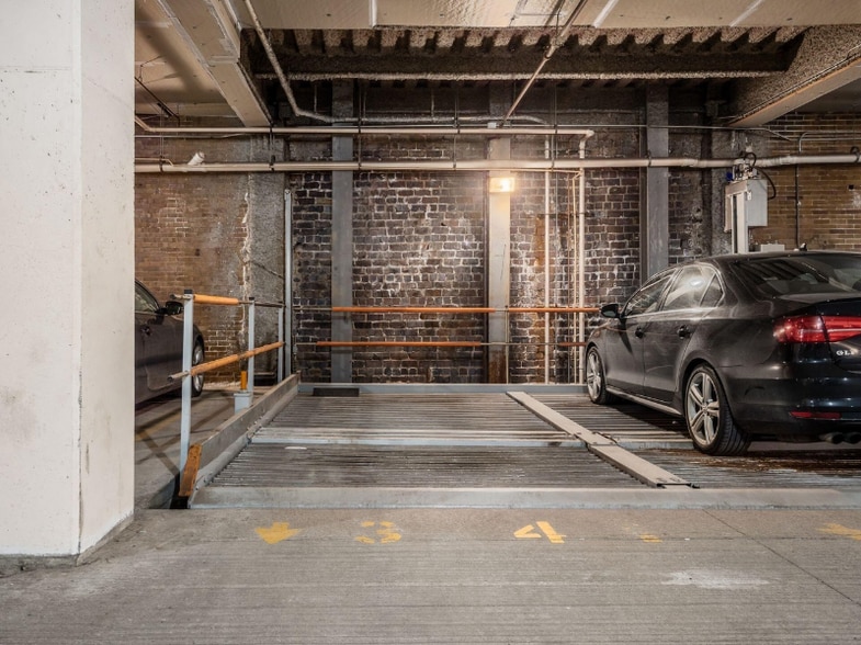 Building Photo - 106 N High St